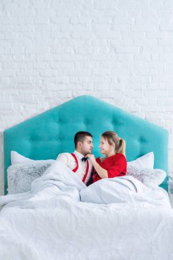 Çift yatakta yatarken