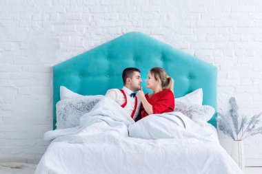 Çift yatakta yatarken