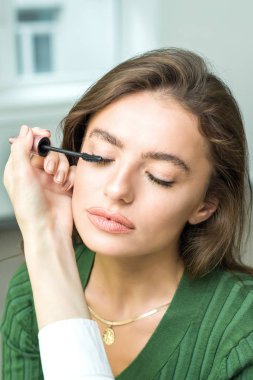 Fırça bej makyaj uygulamak