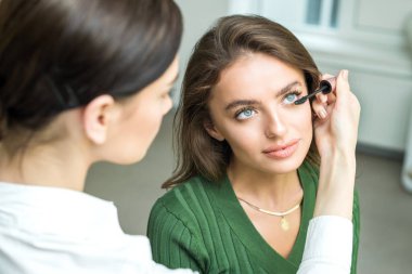 Fırça bej makyaj uygulamak