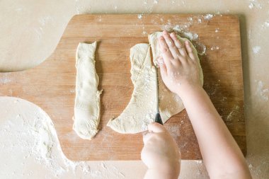 Çocuk kesme çiğ hamur eller