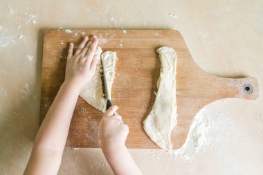 Çocuk kesme çiğ hamur eller