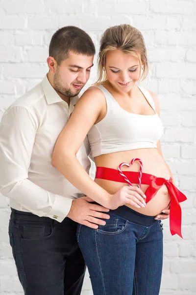 Uomo Donna Incinta Con Pancia Cuore Rosso Bianco Fatto Caramelle — Foto Stock