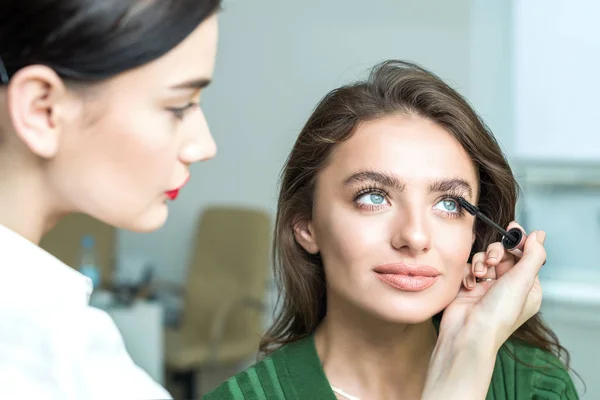 Nahaufnahme Porträt Von Frauen Hand Beige Make Auf Die Augen — Stockfoto