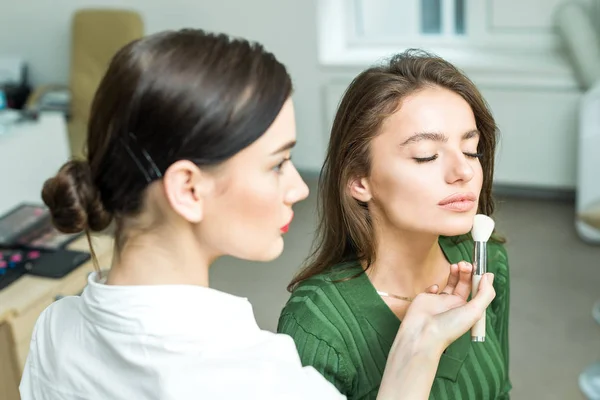 Mulher aplicando cosméticos — Fotografia de Stock