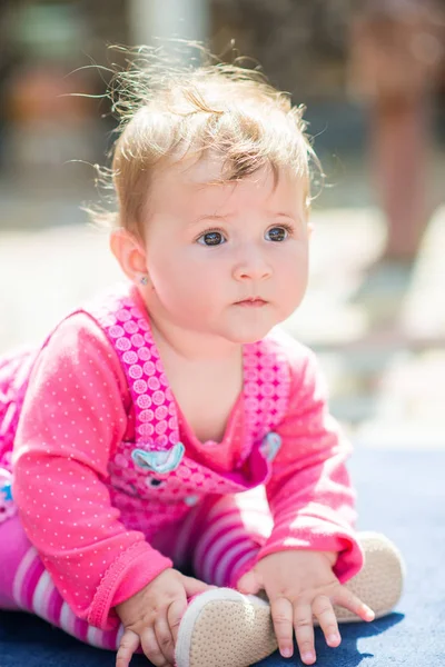 Imádnivaló baba lány portréja — Stock Fotó