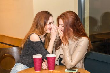 İki kız bir kafe barda dedikodu