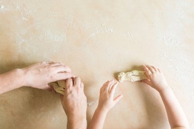 Çocuk ve babalar el yapar çiğ hamur