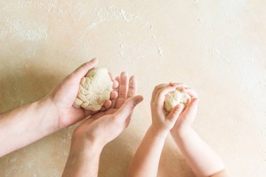 Çocuk ve babalar el yapar çiğ hamur