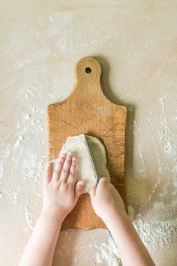 Çocuk kesme çiğ hamur eller