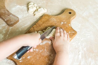 Çocuk kesme çiğ hamur eller