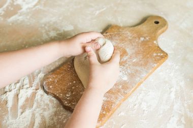 Çocuk el hamur yapmak