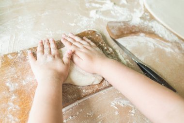 Çocuk el hamur yapmak