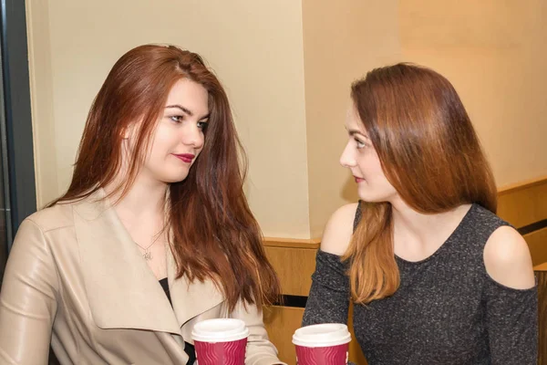 Twee jonge meisjes praten in een cafetaria — Stockfoto