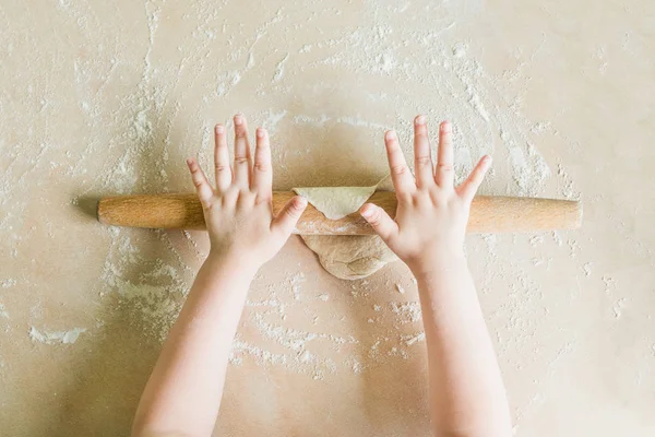 Niños manos rollo de masa —  Fotos de Stock