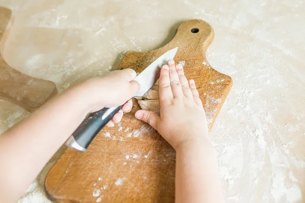 Çocuk kesme çiğ hamur eller