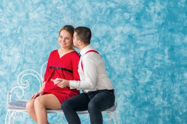 erkek ve kadın bir bankta