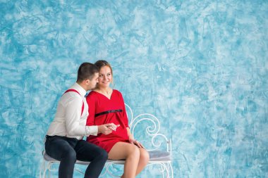 erkek ve kadın bir bankta