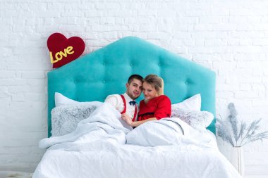 Çift yatakta yatarken