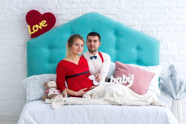 Çift yatakta yatarken