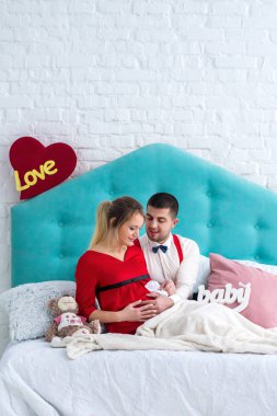 Çift yatakta yatarken