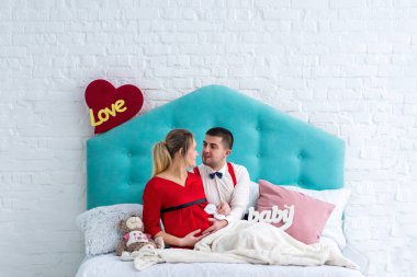 Çift yatakta yatarken