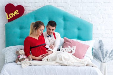 Çift yatakta yatarken