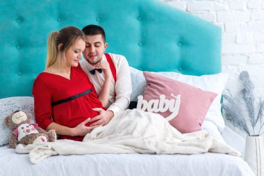 Çift yatakta yatarken