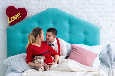 Çift yatakta yatarken