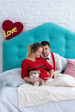 Çift yatakta yatarken