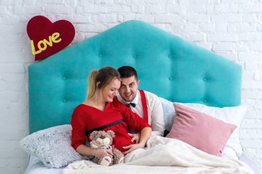 Çift yatakta yatarken