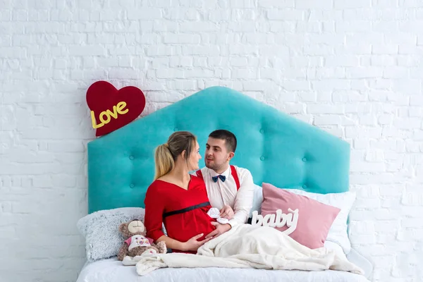 Çift yatakta yatarken