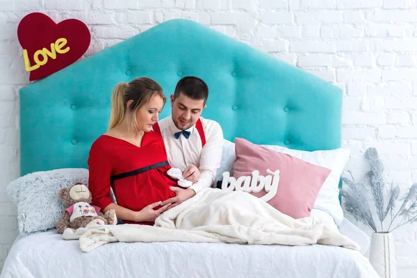 Çift yatakta yatarken