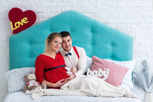 Par liggande på sängen — Stockfoto