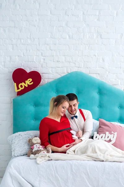 Çift yatakta yatarken