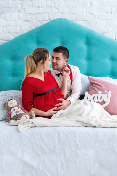 Çift yatakta yatarken