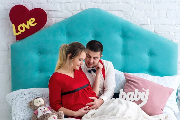 Çift yatakta yatarken