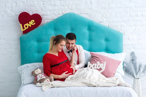 Casal deitado na cama — Fotografia de Stock