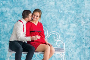 erkek ve kadın bir bankta