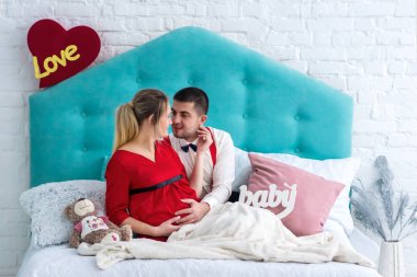 Çift yatakta yatarken