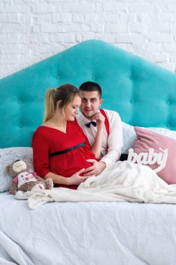 Çift yatakta yatarken