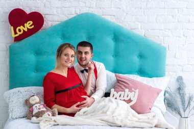 Çift yatakta yatarken