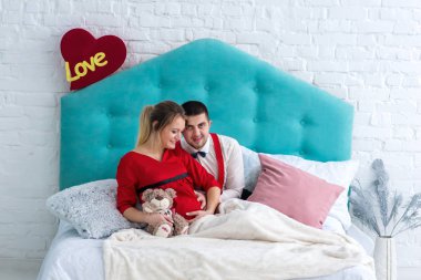 Çift yatakta yatarken