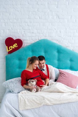 Çift yatakta yatarken