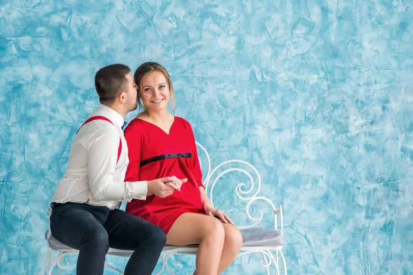 Man and woman on a bench — Stock Photo, Image