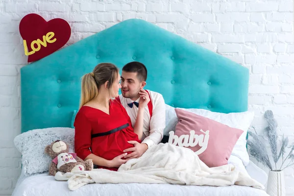 Çift yatakta yatarken