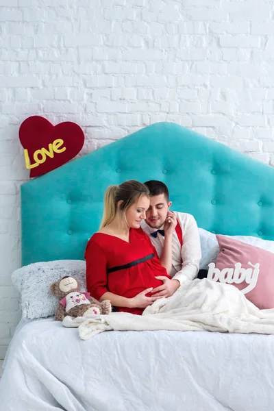 Couple couché sur le lit — Photo