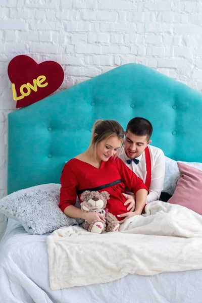 Çift yatakta yatarken