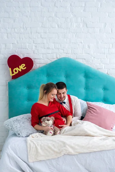 Çift yatakta yatarken