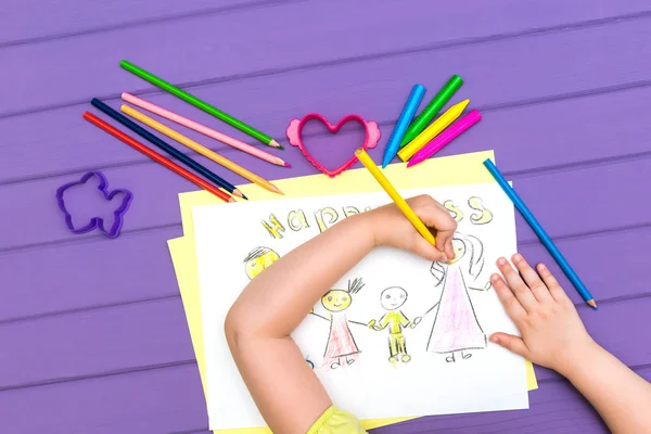 Çocuk Aile taslağını boyalar